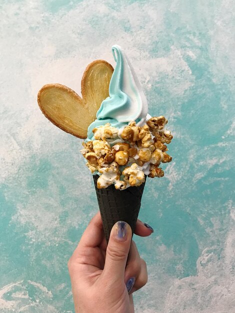 Foto donna con un cono di gelato