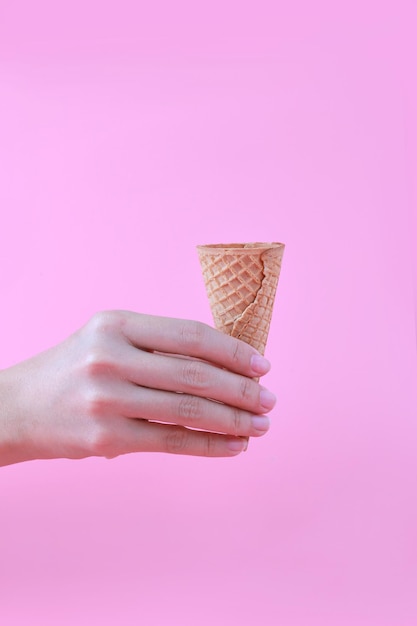 Foto donna con un cono di gelato