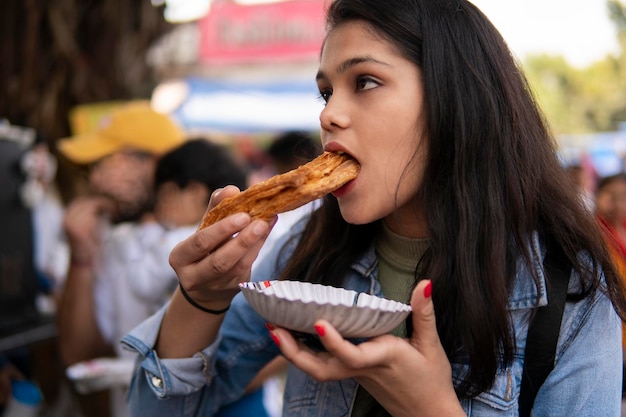 写真 アイスクリームを持った女性