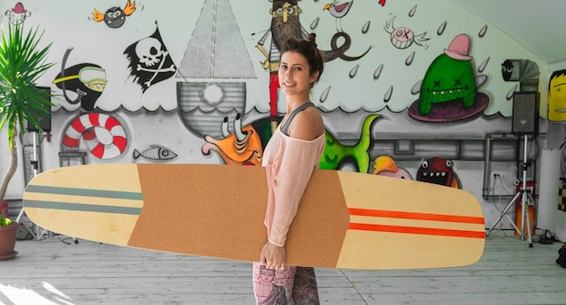 Photo woman holding indoor sup board