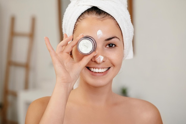 Photo woman holding jar of face cream