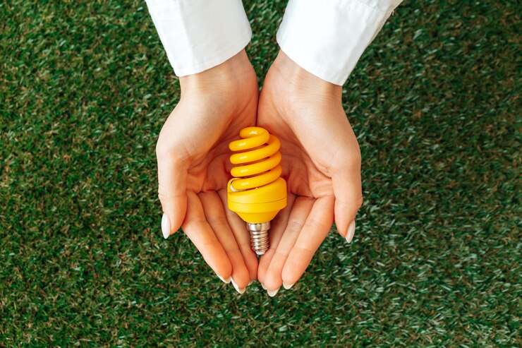 Photo woman holding lamp in hands above the grass