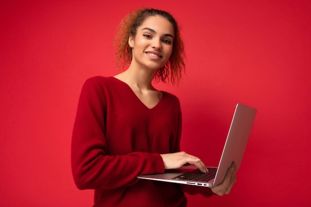 Photo woman holding laptop computer