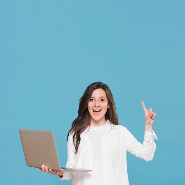 Photo woman holding a laptop and having an idea