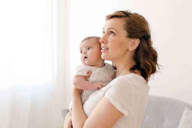 Donna che tiene piccolo bambino sulle mani