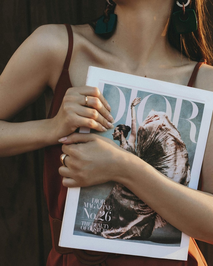 Photo その上に名前が書かれた雑誌を握っている女性
