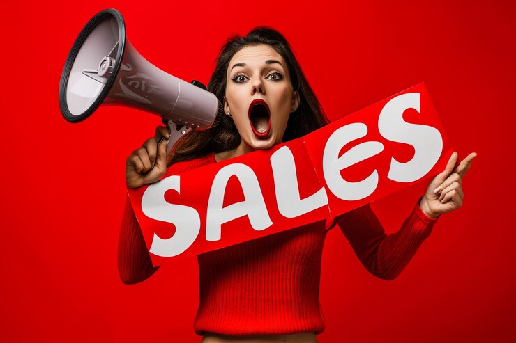 Photo a woman holding a megaphone with the word sale on it