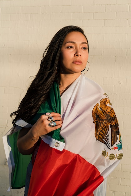 Photo woman holding mexican flag in the street