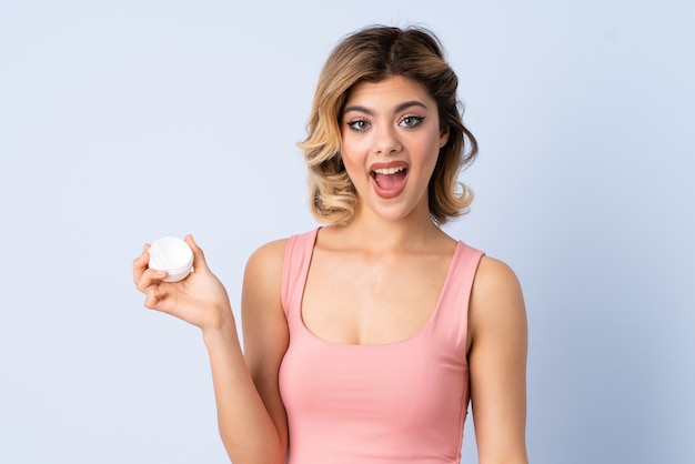 Photo woman holding moisturizer in studio