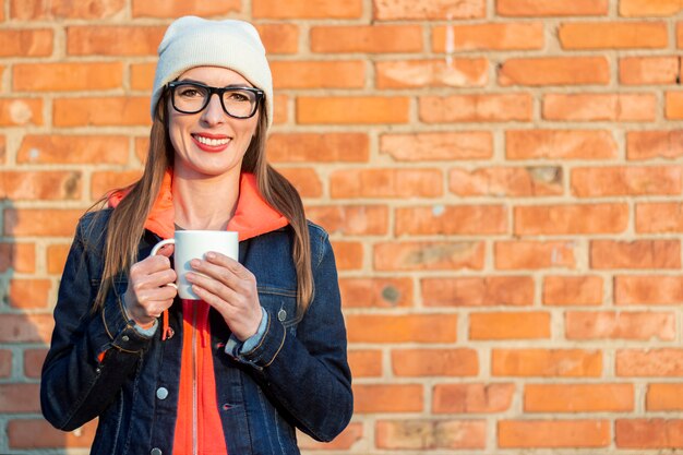 Foto donna che tiene una tazza con caffè