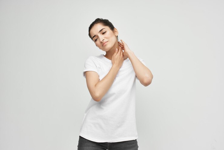 Photo woman holding neck pain medicine migraine treatment high quality photo