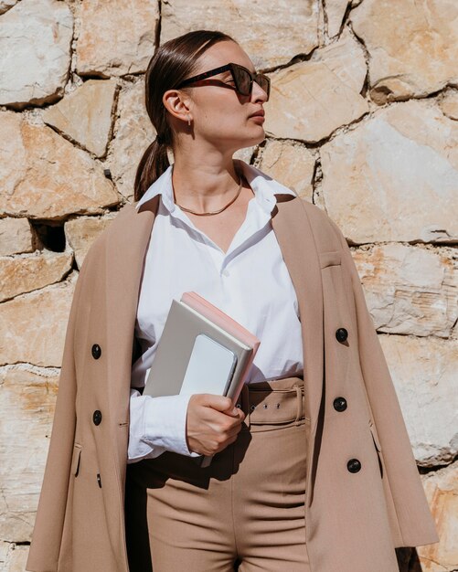 Photo woman holding notebooks outdoors