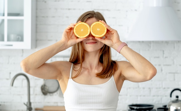 Фото Женщина, держащая апельсины перед ее глазами