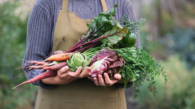 Photo woman holding organic vegetables