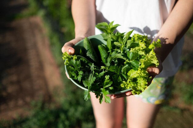 写真 美味しいラグーラサラダを手にした皿を握っている女性