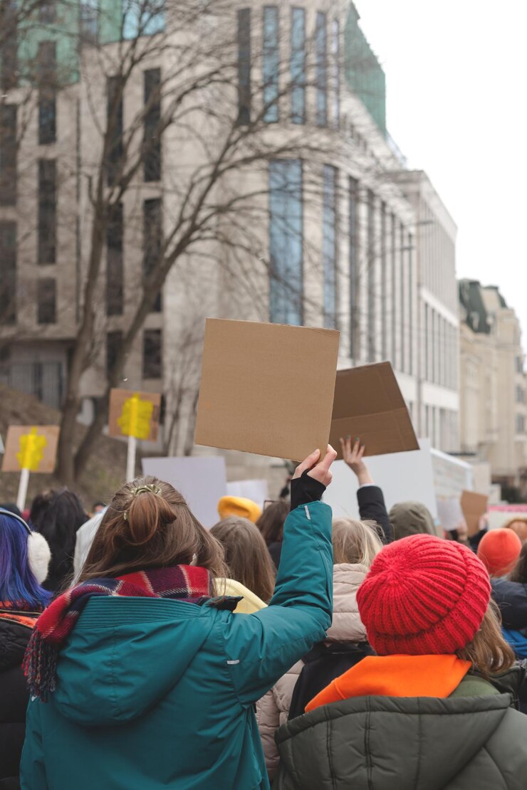 Photo woman holding poster in her hand against background of feminist protest copy space