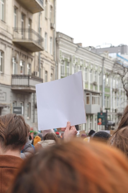 Фото Женщина с плакатом в руке на фоне феминистского протеста girl power