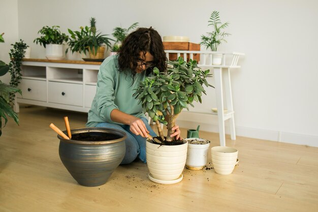 Photo woman holding potted plant