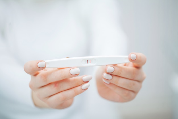 肯定的な結果を持つ女性持株妊娠検査