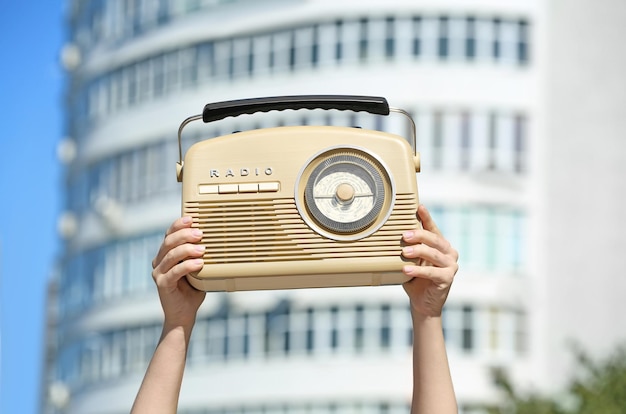 Foto donna che tiene la radio all'aperto