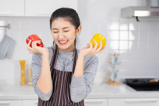 부엌에서 빨간 피망을 들고 여자