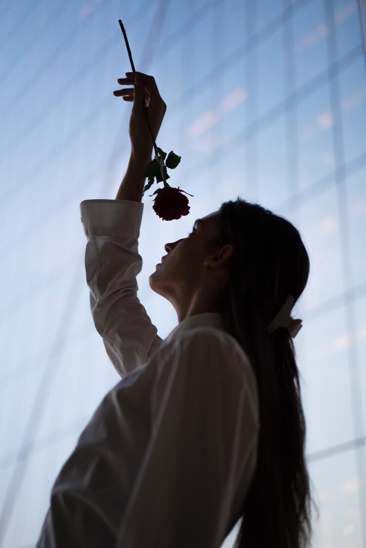Photo 拿著紅<unk>的女人