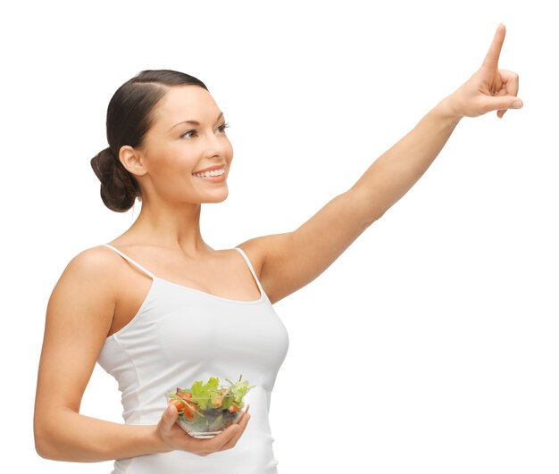 женщина держит салат и работает с чем-то воображаемым
