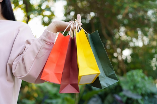 Женщина, держащая распродажу сумок для покупок, концепция образа жизни покупателя в торговом центре с сумкой для покупок