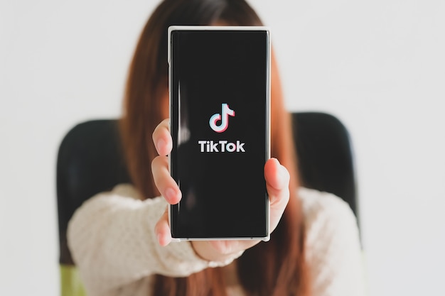 스트리밍 서비스 미디어 영상으로 삼성 노트 10 플러스를 들고있는 여성 TikTok