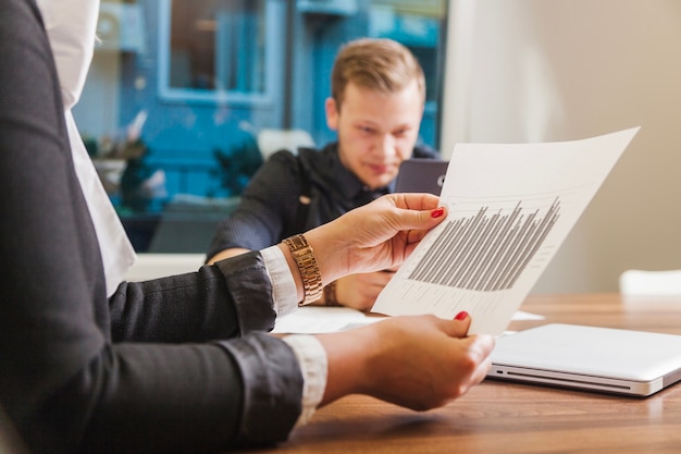 Foto woman holding sheet met diagram