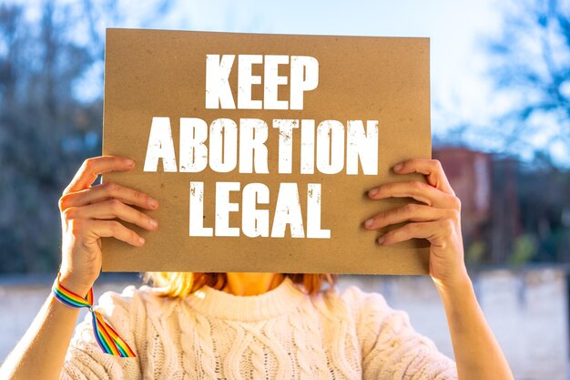 Photo a woman holding a sign in favor of the legalization of abortion protest not to make abortion illegal in the united states prochoice prolife