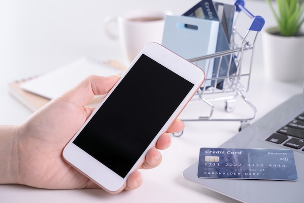 Женщина, держащая смарт-мобильный телефон для покупок электронных платежей