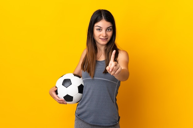 Donna che tiene un pallone da calcio