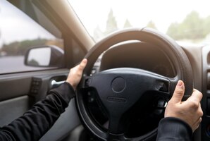 Женщина держит руль за рулем автомобиля для экзамена на права