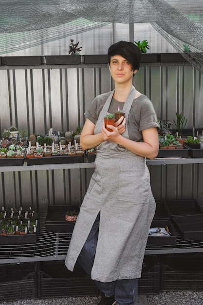 写真 温室の花瓶に果実をいている女性