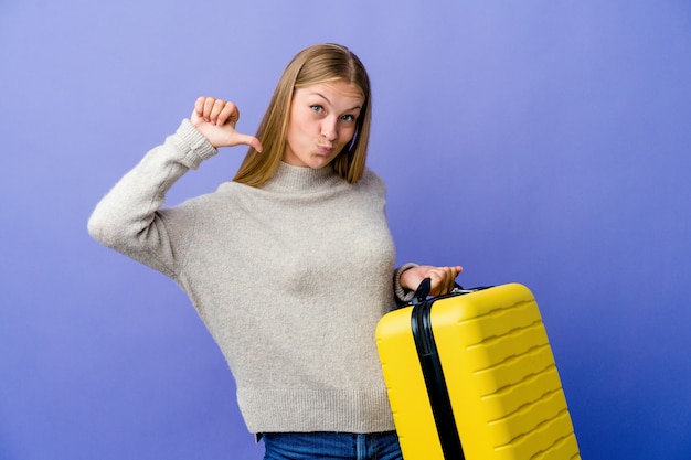 женщина, держащая чемодан для путешествий, чувствует гордость и уверенность в себе