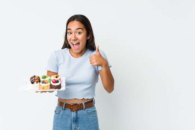 Foto donna che tiene una torta dolce