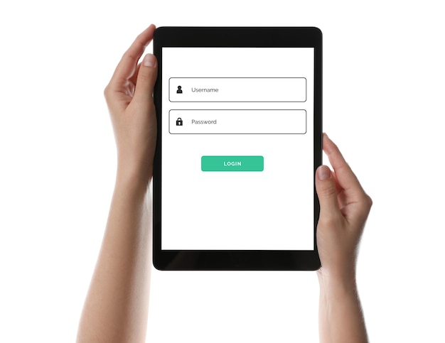 Женщина держит планшет с интерфейсом авторизации на экране на белом фоне крупным планом
