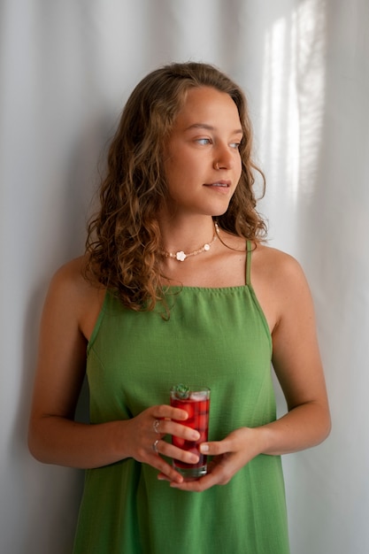 Photo woman holding tea cup front view