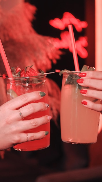 Photo a woman holding two straws with a straw and a straw in her hand