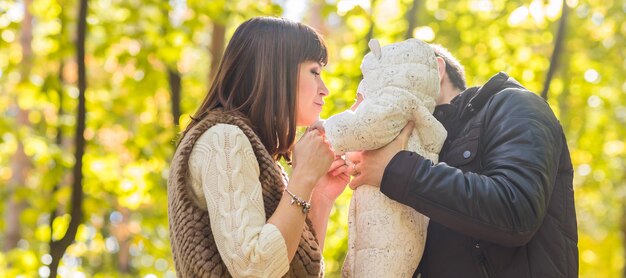 写真 ぼんやりした背景に傘を掲げている女性