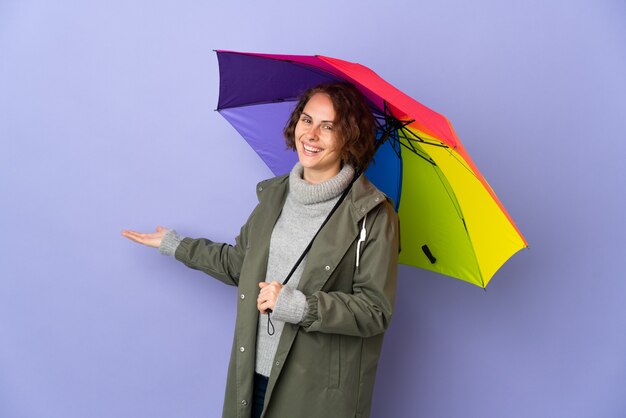 빈 벽에 고립 된 포즈 우산을 들고 여자
