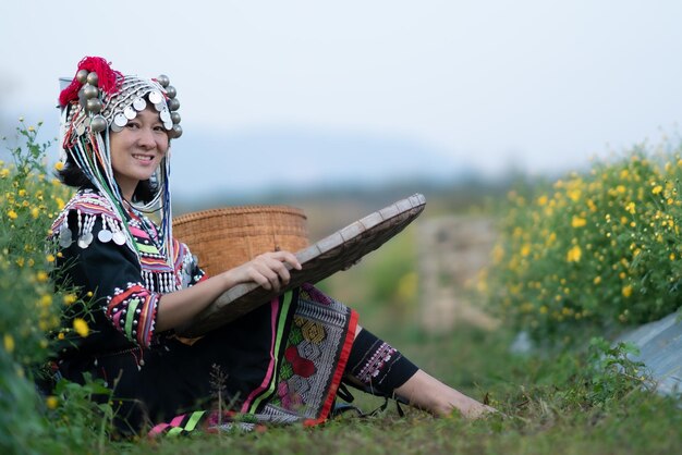 Foto donna con l'ombrello in piedi sul campo