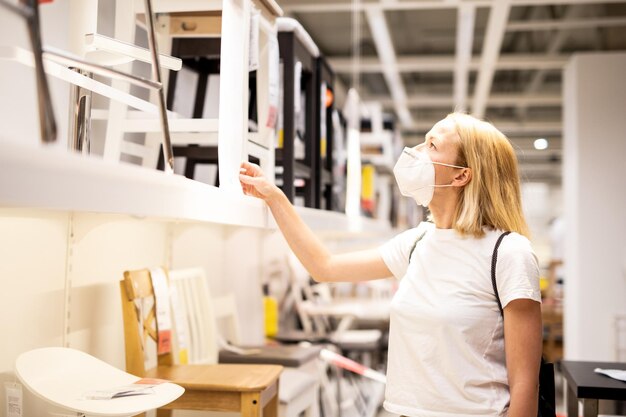 写真 キッチンに立っている女性が傘を握っている