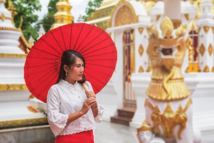 Photo 寺院に立っている女性が傘を握っている