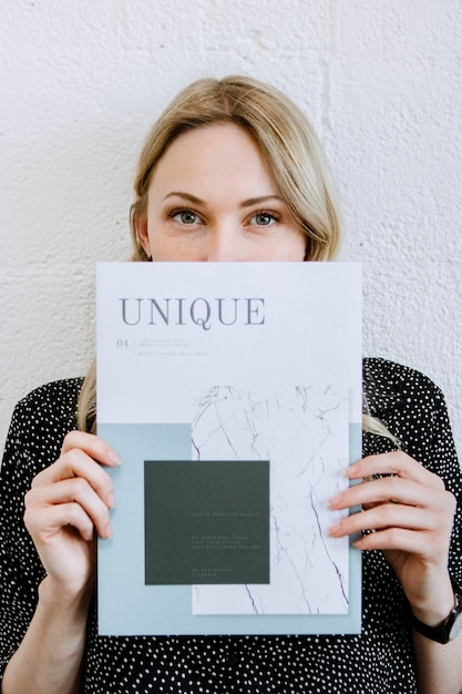 Photo woman holding a unique magazine