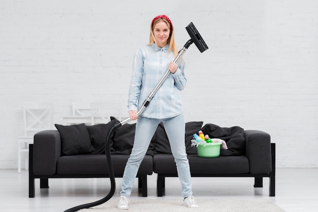 Photo woman holding vacuum cleaner