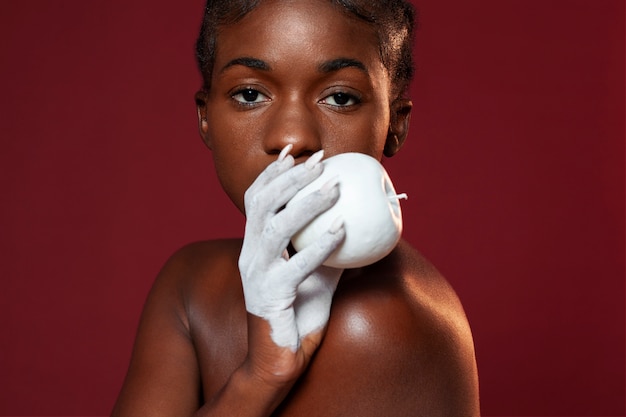 Photo woman holding white apple side view