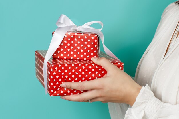 Photo woman holding wrapped presents in hands