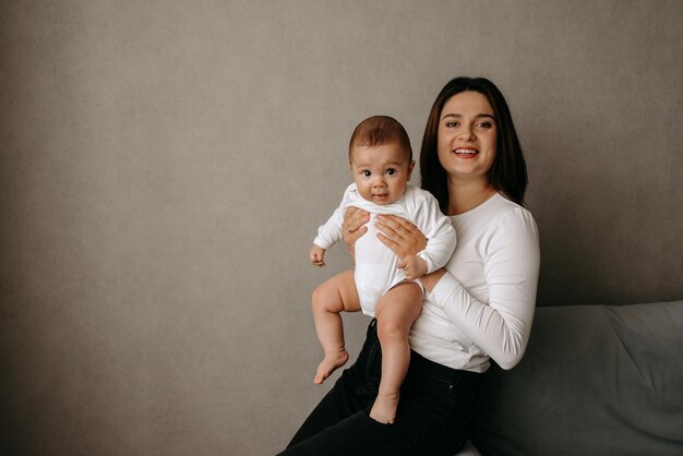 Foto una donna tiene in braccio un bambino